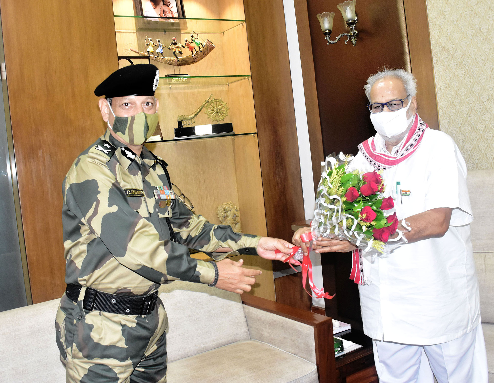 Sh. Satish Chandra Budakoti,  Inspector General, Frontier Headquarters ( Spl.Ops) Odisha, Border Security Force called on Hon'ble Governor Prof Ganeshi Lal at Rajbhawan on 02.09.2021