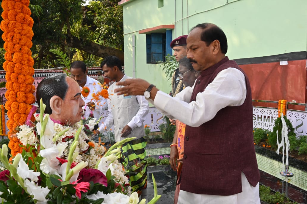 Hon'ble Governor Shri Raghubar Das garlanded the statue at the Samadhi Sthal in the premises SLS Memorial School in Pahadpur of Mayurbhanj with Hon'ble President of India Smt Droupadi Murmu on 21.11.2023