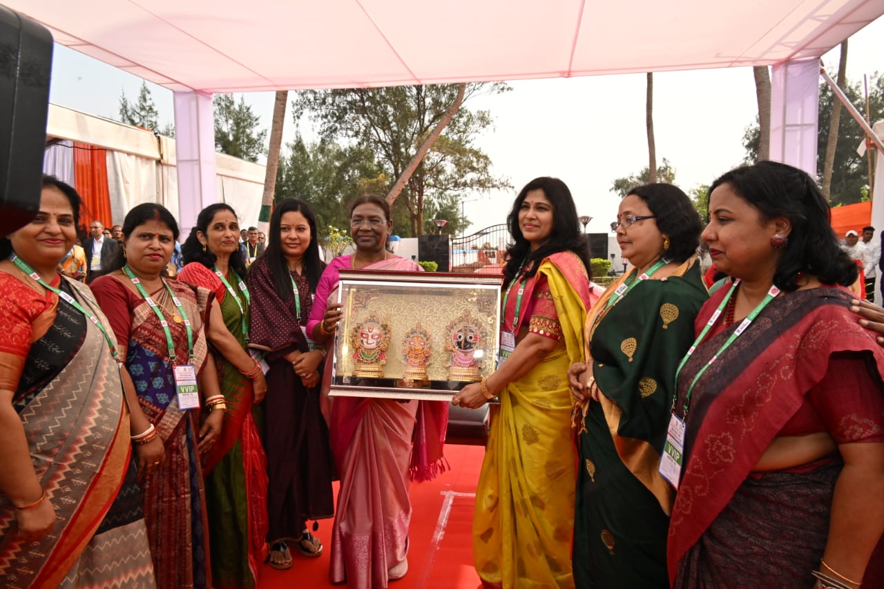 Hon'ble Governor with Hon'ble President of India  with members of Women Association of Paradip Port Authority
