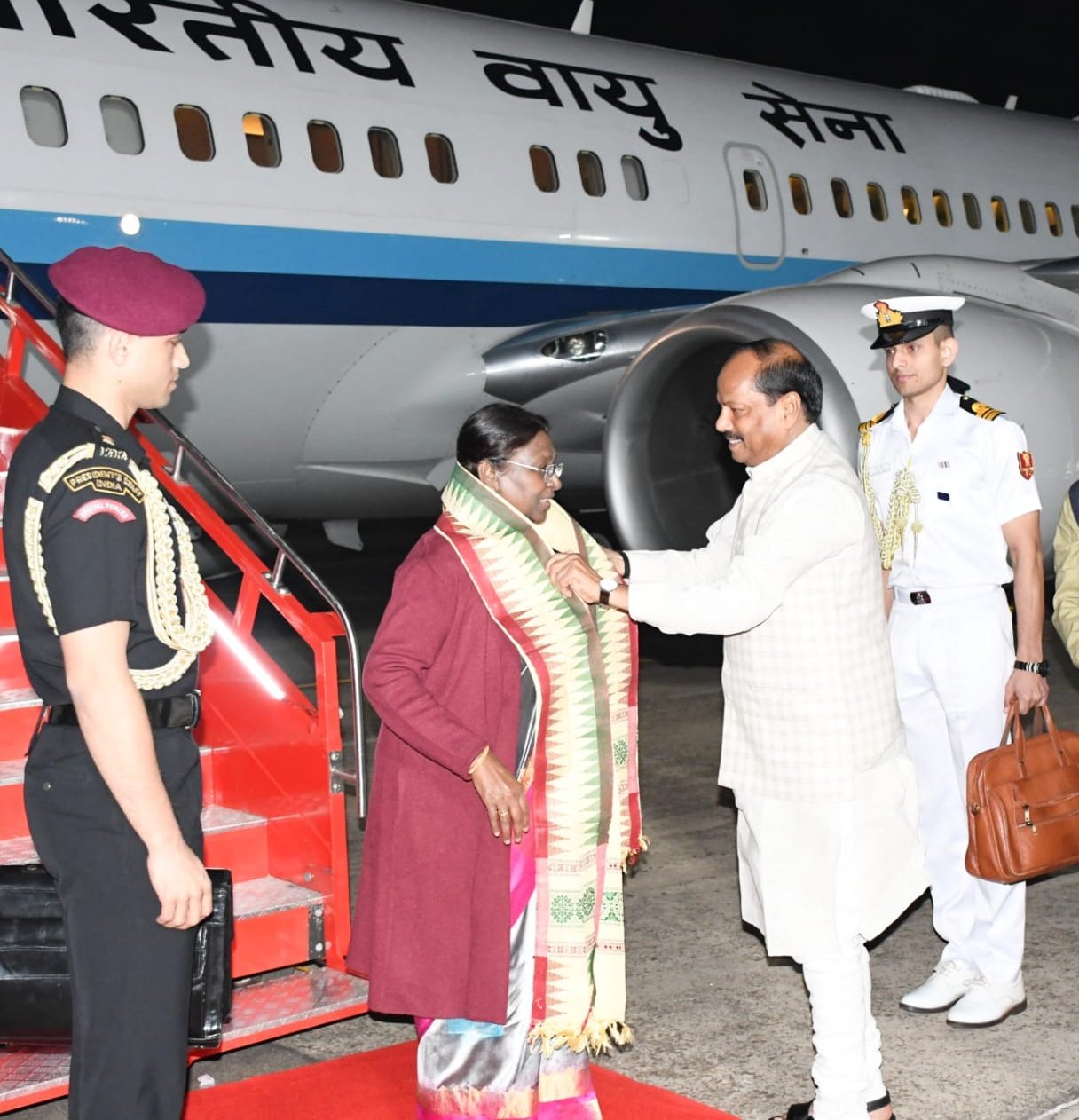 Hon'ble Governor received Hon'ble President of India Smt Droupadi Murmu at Biju Patnaik International Airport, Bhubaneswar on her visit to Odisha on 26.11.2023