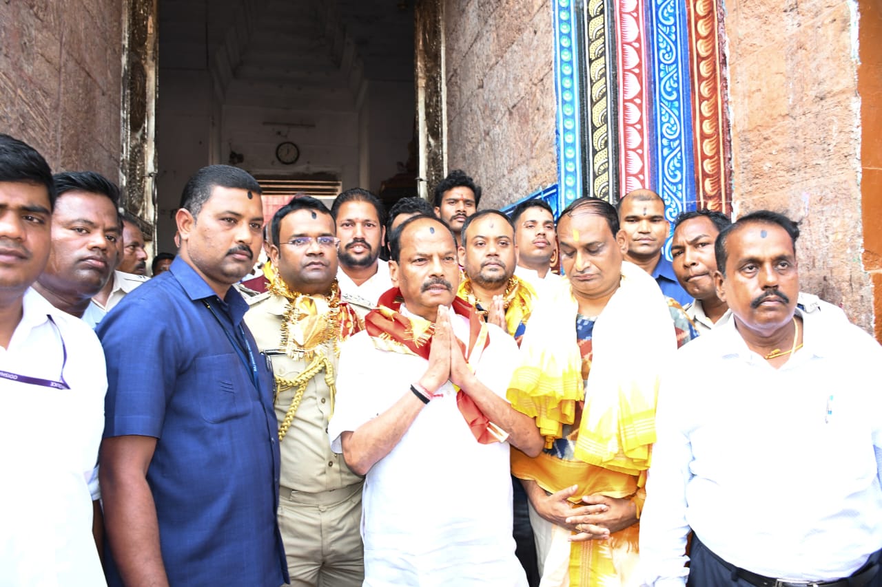 Hon’ble Governor Shri Raghubar Das visited Shri Jagannath Temple, Puri, Date: 01-11-2023.