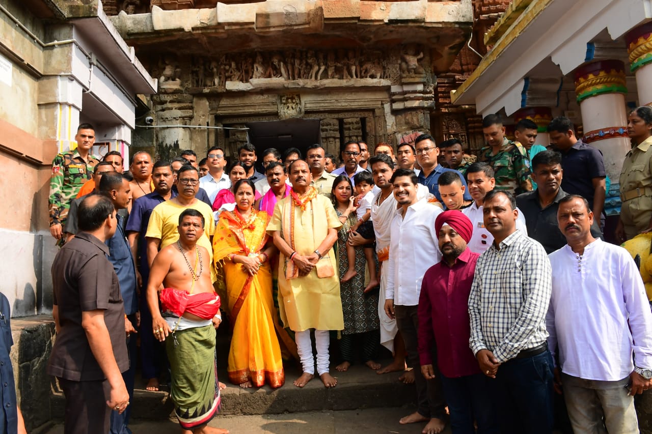 Hon’ble Governor Shri Raghubar Das visited Shri Lingaraj Temple, Bhubaneswar, Date: 31-10-2023.