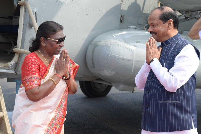 Hon'ble Governor Shri Raghubar Das received Hon'ble President of India Smt. Droupadi Murmu at Baripada Helipad, Mayurbhanj on her three days visit to Odisha on 20.11.2023.