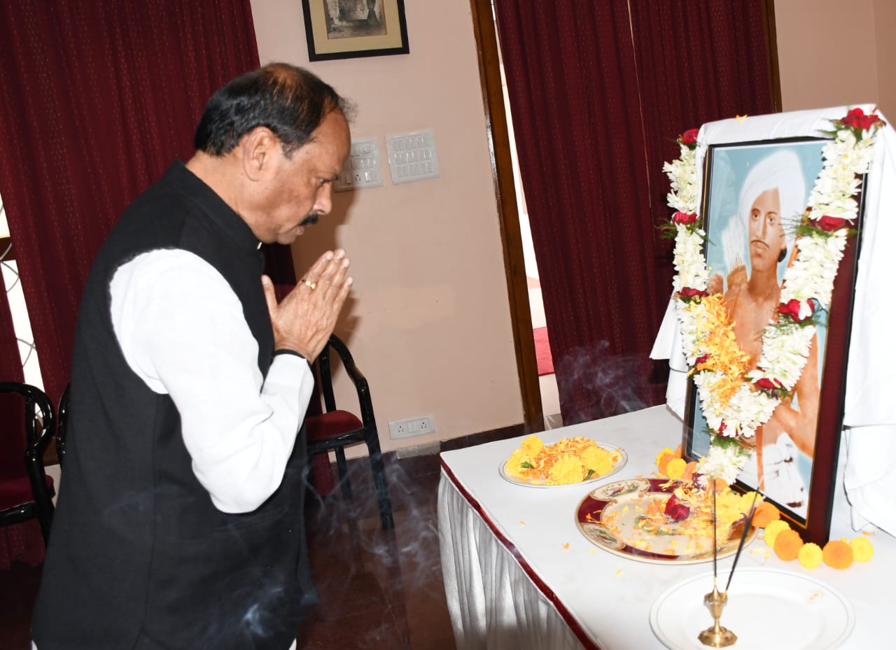 Hon'ble Governor Shri Raghubar Das paid rich tributes to the legendary leader and social reformer on the birth anniversary of Saheed Birsa Munda, Date: 15-11-2023