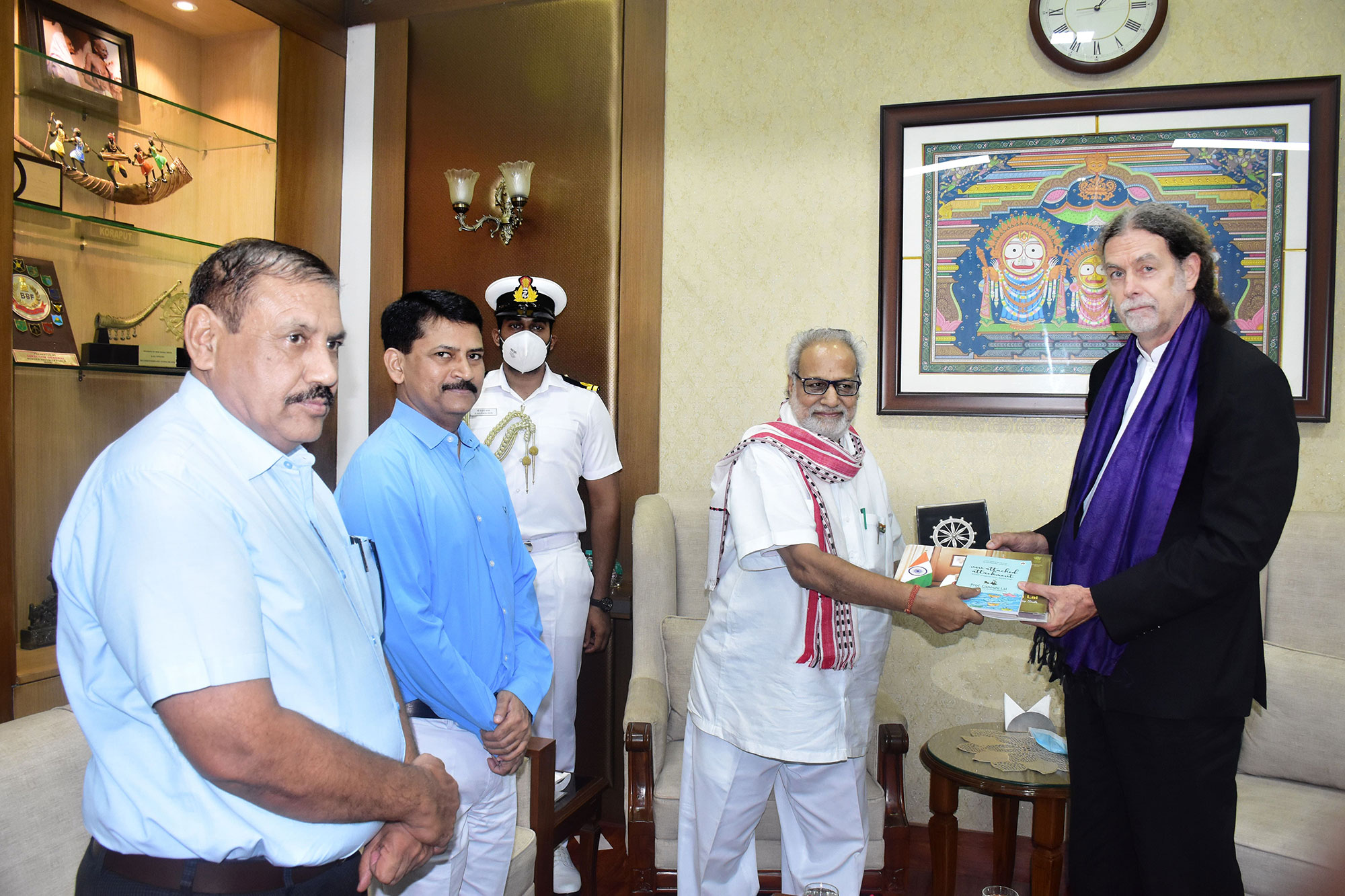 Hon'ble Governor Prof Ganeshi Lal presents memento to visiting Ambassador of Germany in New Delhi Mr Walter Johannes Lindner in the Raj Bhavan on 02.09.2021