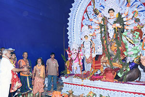 Hon’ble Governor Prof Ganeshi Lal visited the puja mandap of Nayapalli/ District Centre Chandrasekharpur/ Jayadev Vihar/  Saheed Nagar/Jharpada on Mahastami day of Dussehra festival on 17.10.2018.