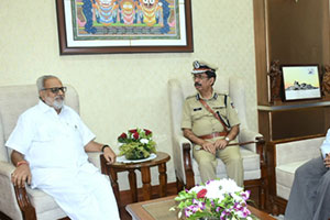 New appointed D.G. of Police, Odisha Shri Abhaya paid a courtesy call to Hon'ble Governor Prof Ganeshi Lal in Raj Bhavan on 12.12.2019. Hon’ble Governor advised DG to prioritise to prevent crimes against women and that of drug use among youths.
