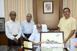 Mahendra Singh, Pranta Sampark Pramukh,Anil Kumar Kar, Pranta Pramukh,and Prof. Gopendra Kishore Roy , Bhubaneswar Nagar Pramukh called on Hon'ble Governor Prof. Ganeshi Lal as part of nation-wide contact programme on the occasion of 50th year of Vivekananda Shila Smaraki at Kanyakumari, today at Raj Bhavan on 21.09.2019.