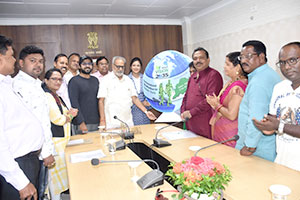 Internationally renowned sand artist Sri Sudarsan Pattnaik meets Hon'ble Governor Prof Ganeshi Lal in Raj Bhavan, Bhubaneswar on 1st August 2019 after winning People's Choice Prize at the Boston International Sand Art Championship in USA.