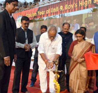Minister Shri Nabakrushna Choudhury receives Governor Dr. K.N. Katju