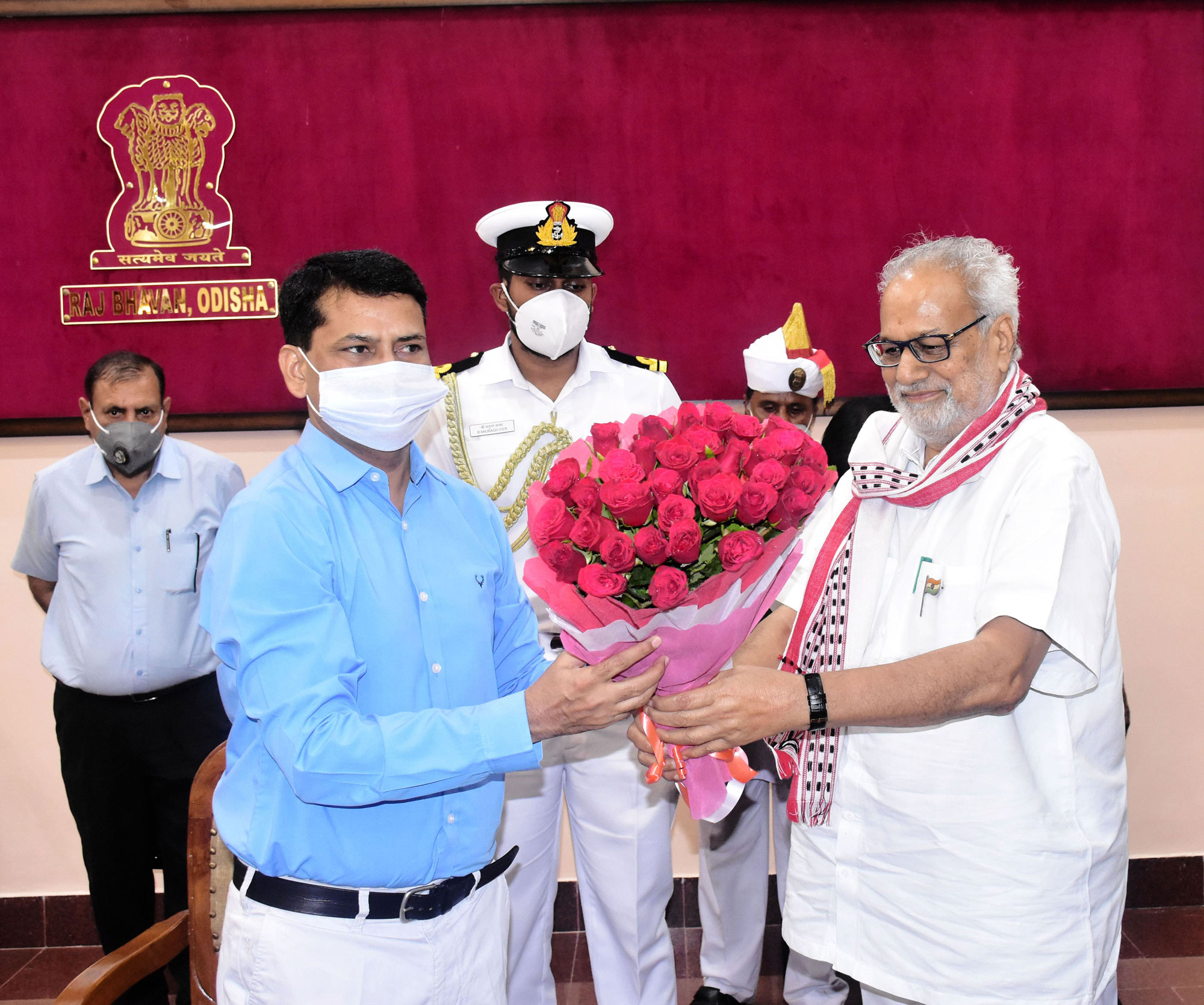 Hon'ble Governor Prof Ganeshi Lal felicitates and presents a memento to outgoing Commissioner-cum-Secretary to Governor Dr Pramod Kumar Meherda at a farewell function in the Abhishek Hall of Raj Bhavan on 02.09.2021