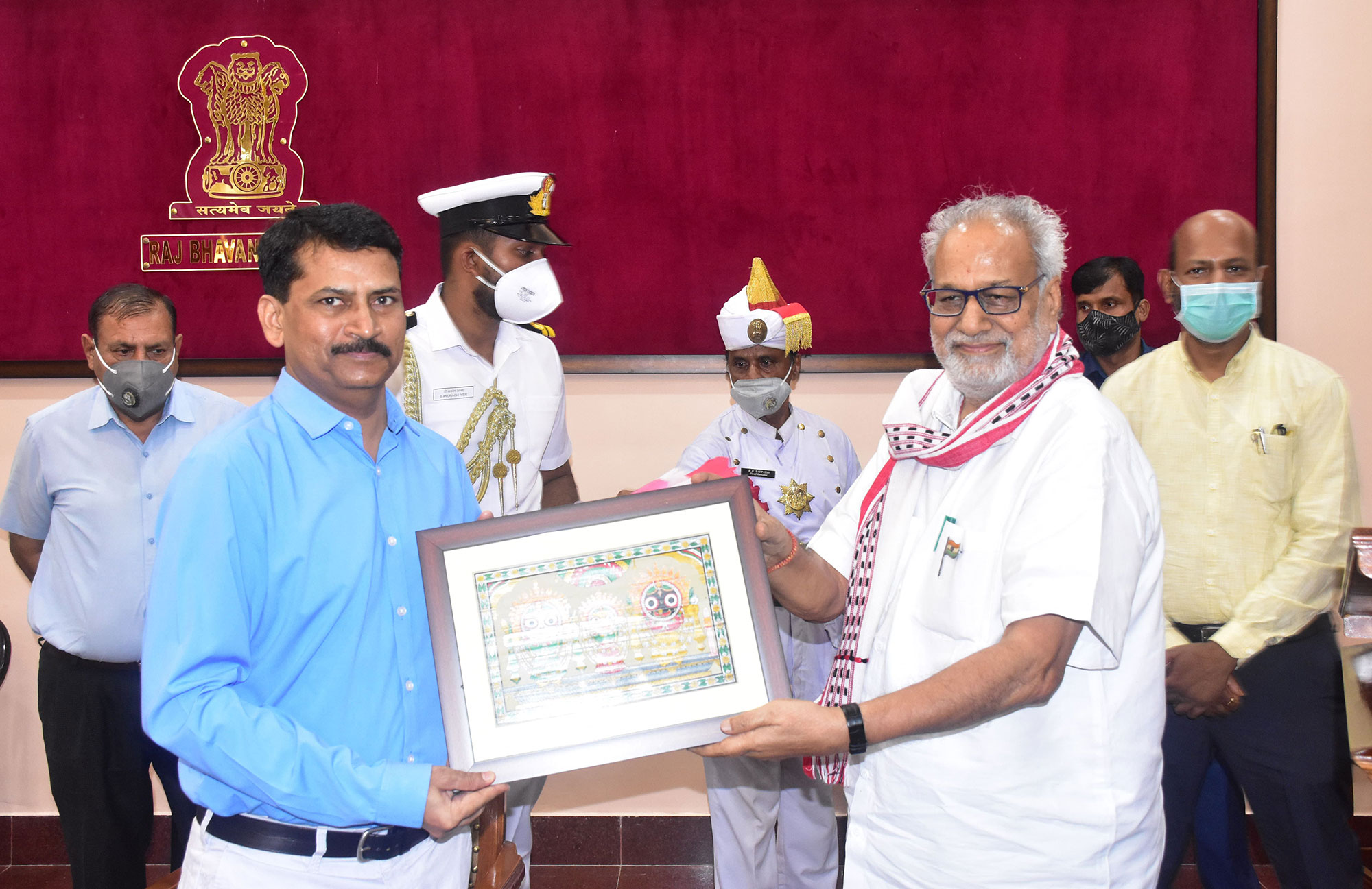 Hon'ble Governor Prof Ganeshi Lal felicitates and presents a memento to outgoing Commissioner-cum-Secretary to Governor Dr Pramod Kumar Meherda at a farewell function in the Abhishek Hall of Raj Bhavan on 02.09.2021