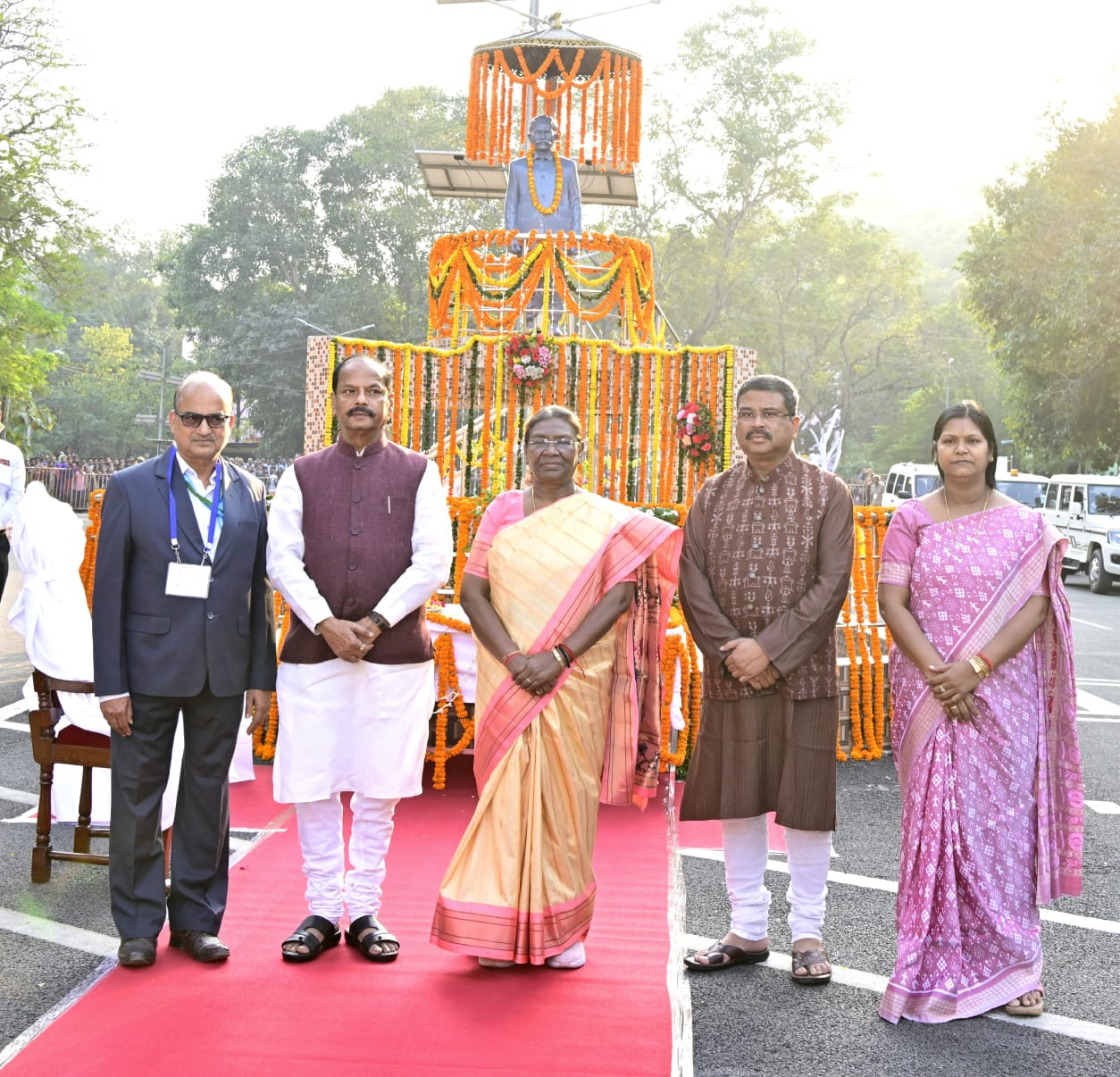 Hon'ble Governor paid floral tribute at statue of Swabhabakabi Gangadhar Meher with Hon'ble President of India Smt Droupadi Murmu at Jyoti Vihar , Burla, Sambalpur on 21.11.2023