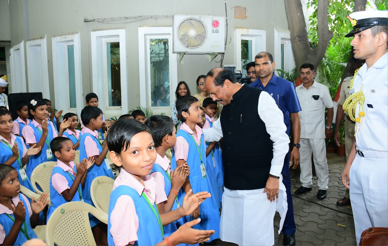 Hon'ble Governor Shri Raghubar Das interacted with students of KISS University from Jharkhand at Bhubaneswar on 25.11.2023