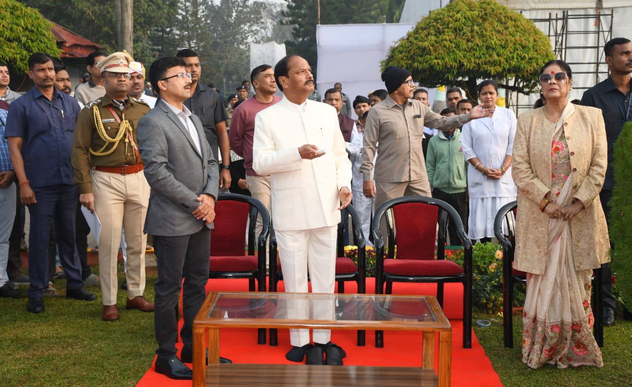 On the occasion of the Holy Republic Day, in a function organized in Raj Bhavan premises, Hon'ble Governor Shri Raghubar Das hoisted the National flag Dt. 26-01-2024