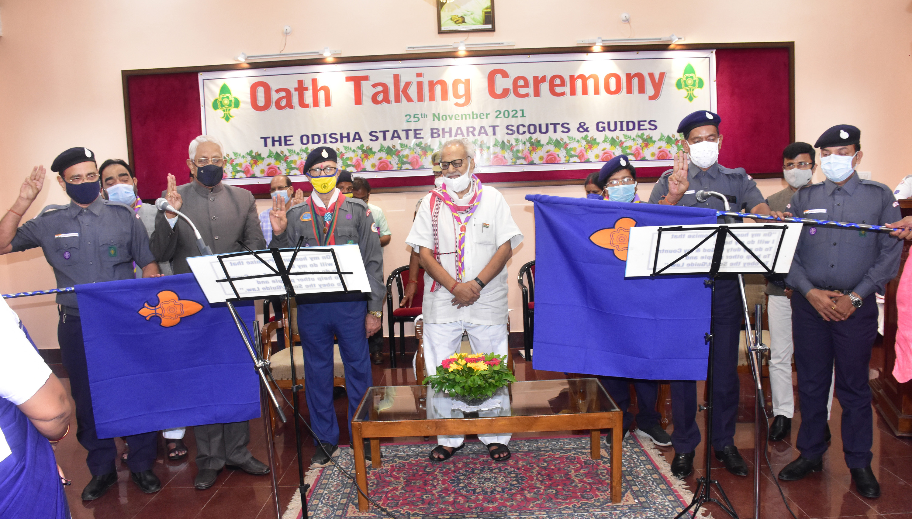 Hon'ble Governor Prof Ganeshi Lal administering oath to office bearers in oath taking ceremony of Odisha State Bharat Scouts and Guides at Rajbhawan on 25.11.2021.