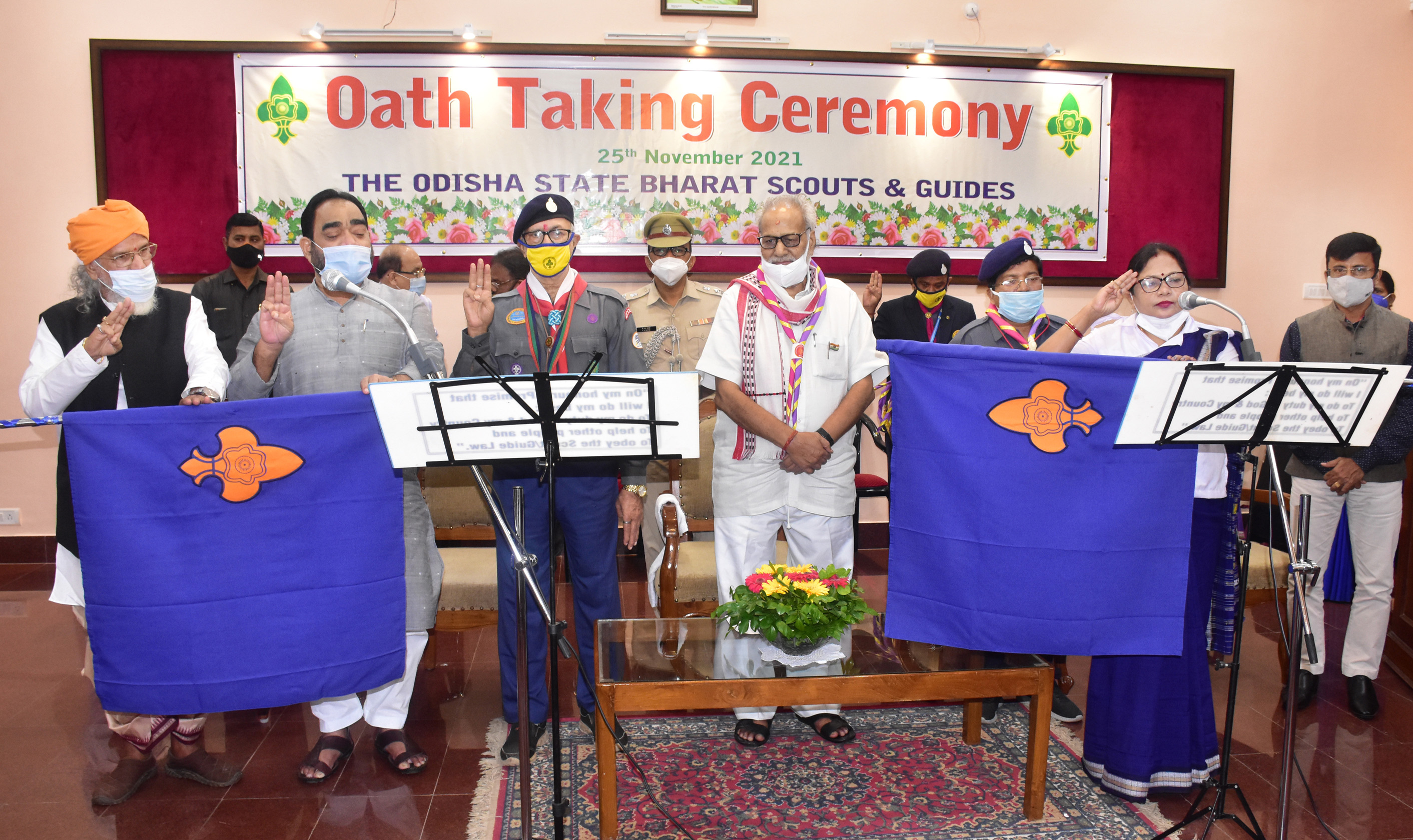 Hon'ble Governor Prof Ganeshi Lal administering oath to office bearers in oath taking ceremony of Odisha State Bharat Scouts and Guides at Rajbhawan on 25.11.2021.