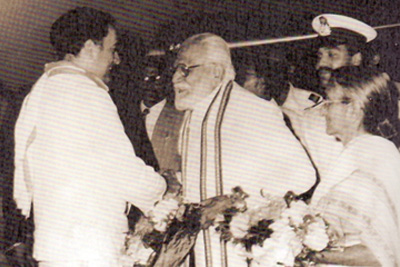Governor Shri B.N.Pande receives Prime Minister Shri Rajiv Gandhi  on his visit to Orissa