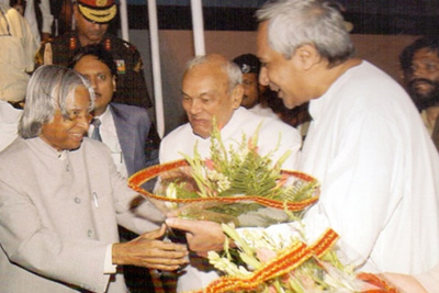 Governor Shri Rameshwar Thakur and Chief Minster Naveen Patnaik receiving Hon’ble President Dr. A.P.J. Abdul Kalam in Biju Patnaik Airport, Bhubaneswar.