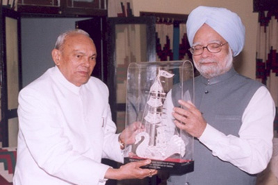Governor Shri Rameshwar Thakur presents a memento to Hon’ble Prime Minister Dr. Manmohan Singh at Raj Bhavan