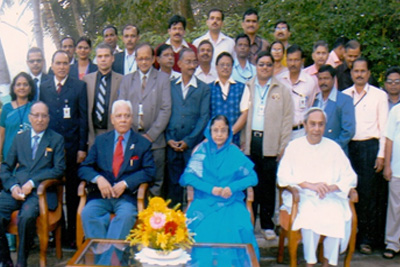  H.E. Smt. Pratibha Devisingh Patil, Governor Shri M.C. Bhandare and Chief Minister Naveen Patnaik with the staff of Raj Bhavan