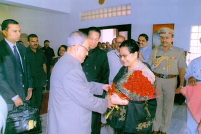 First Lady Mrs. Alemla Jamir presents flower bouquet to Hon’ble President Shri Pranab Mukherjee at Raj Bhavan