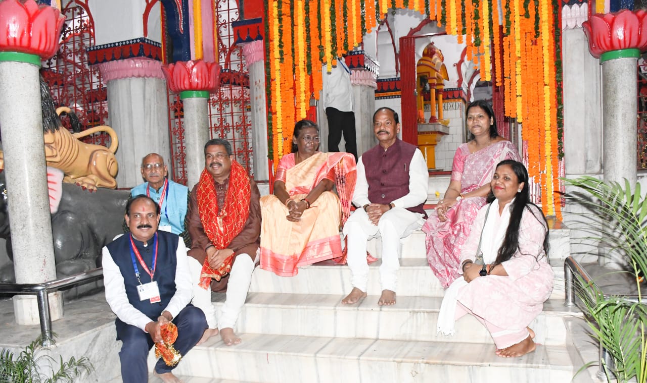 Hon'ble Governor with Hon'ble President of India Smt Droupadi Murmu visited Maa Samaleswai Temple and had Darshan and Arati on 21.11.2023